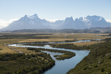 Fluss Rio Serrano und Bergkette im Nationalpark Torres del Paine, Region Magallanes, Chile - AURF03972