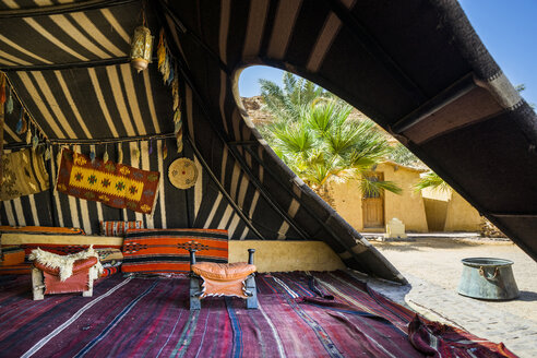 Innenraum eines traditionellen arabischen Beduinenzeltes, Bait Ali Camp, Wadi Rum, Aqaba, Jordanien - AURF03982