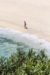 Frau geht am Strand entlang, Kuta, Lombok, Indonesien - AURF03991