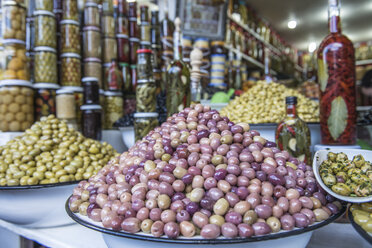 Oliven an einem Marktstand, Marrakesch, Marokko - AURF03997