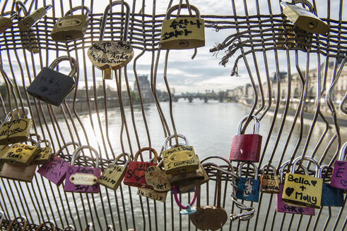 Liebesschlösser auf einer Brücke über die Seine, Paris, Frankreich - AURF04003