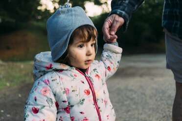 Porträt eines modischen kleinen Mädchens, das Hand in Hand mit seinem Großvater im Herbst spazieren geht - GEMF02404