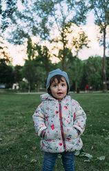 Porträt eines modischen kleinen Mädchens in einem herbstlichen Park - GEMF02412
