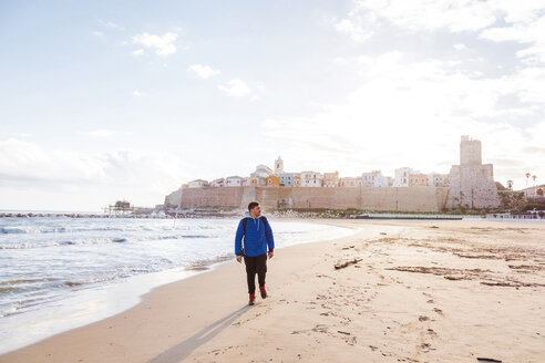 Italien, Molise, Termoli, junger Mann beim Spaziergang am Strand - FLMF00023