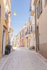 Italy, Molise, Termoli, Old town, empty alley - FLMF00026