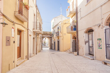 Italy, Molise, Termoli, Old town, empty alley - FLMF00027