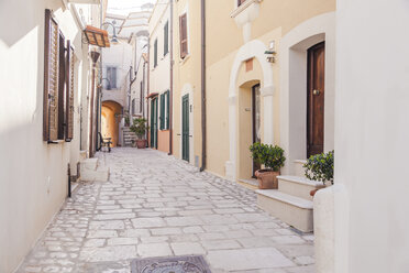 Italy, Molise, Termoli, Old town, empty alley - FLMF00029