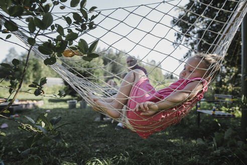 Kleines Mädchen entspannt in Hängematte im Garten - KMKF00534