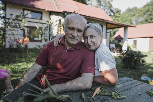 Porträt eines älteren Paares am Gartentisch - KMKF00535