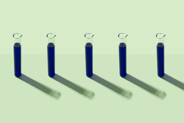 Reihe von Reagenzgläsern mit blauer Flüssigkeit, grüner Hintergrund - DRBF00086
