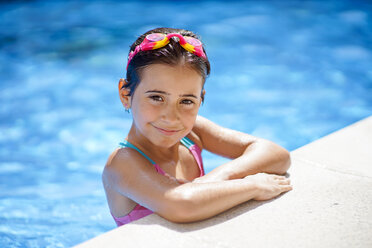 Junges Mädchen mit Schwimmbrille, im Schwimmbad - JSMF00444