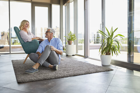 Smiling mature couple relaxing at home - RBF06542