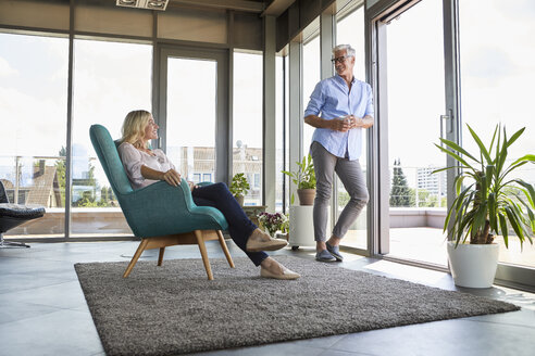 Smiling mature couple relaxing at home - RBF06544