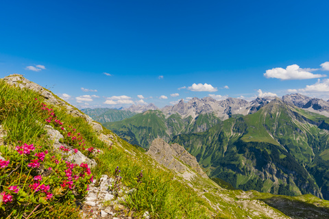Deutschland, Bayern, Allgäu, Allgäuer Alpen, Panoramablick auf den Allgäuer Hauptkamm vom Krumbacher Höhenweg, lizenzfreies Stockfoto