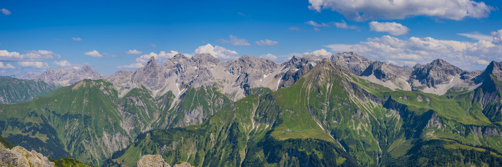 Deutschland, Bayern, Allgäu, Allgäuer Alpen, Panoramablick auf den Allgäuer Hauptkamm vom Krumbacher Höhenweg - WGF01241