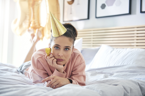 Porträt einer gelangweilten und traurigen Frau an ihrem Geburtstag, lizenzfreies Stockfoto