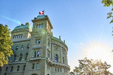 Schweiz, Bern, Bundeshaus gegen die Sonne - JEDF00320