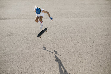 From above shot of sportive man riding skateboard - JRFF01856