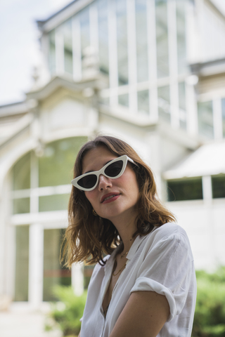 Junge Frau beim Sightseeing in Madrid, mit Sonnenbrille, lizenzfreies Stockfoto