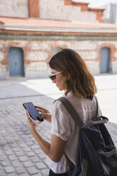 Junge Frau beim Sightseeing in Madrid, mit Smartphone - KKAF01687