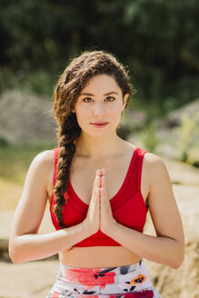 Junge Frau übt Pilates in einem Stadtpark - NMSF00224