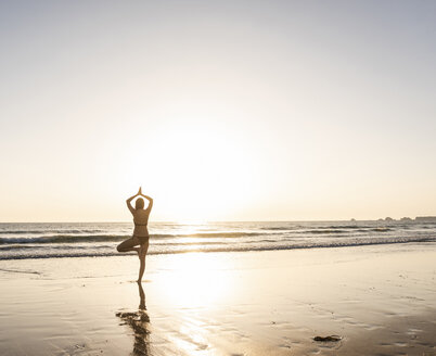 Junge Frau übt Yoga am Strand - UUF15139