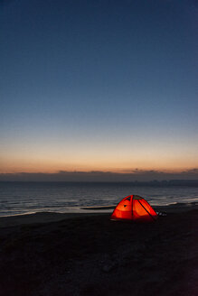 Rotes Zelt am Strand bei Nacht - UUF15171