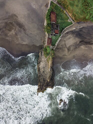 Indonesien, Bali, Luftaufnahme der Insel Bali, felsiger Strand - KNTF01248