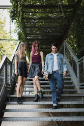 Freunde mit Skateboard auf der Treppe im Freien - MAUF01686