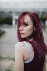 Porträt einer jungen Frau mit gefärbtem Haar im Freien - MAUF01715