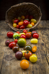 Heirloom-Tomaten auf Holz - LVF07420