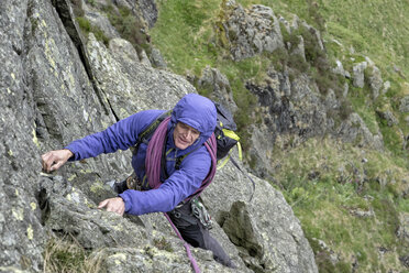Großbritannien, Lake District, Longsleddale-Tal, Buckbarrow Crag, Mann klettert in Felswand - ALRF01270