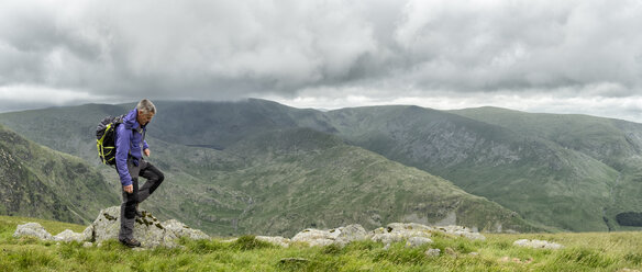 Großbritannien, Lake District, Longsleddale-Tal, reifer Mann mit Rucksack in ländlicher Landschaft - ALRF01274