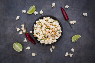 Schale mit Popcorn, aromatisiert mit Chili und Limette - LVF07434