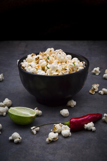 Schale mit Popcorn, aromatisiert mit Chili und Limette - LVF07435