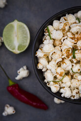 Schale mit Popcorn, aromatisiert mit Chili und Limette - LVF07436