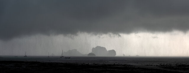 Thailand, view to Koh Poda Island and Koh Kai Islans under thundershower - ALRF01279