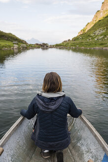 Österreich, Tirol, Fieberbrunn, Wildseeloder, Frau in einem Boot auf dem Wildsee - PSIF00063