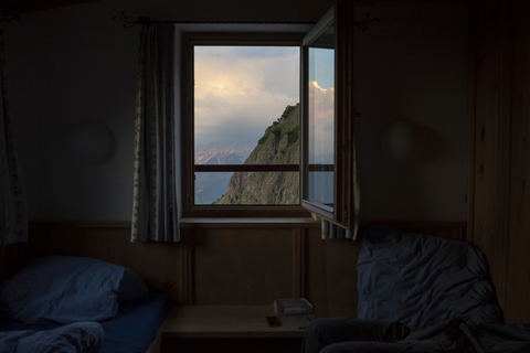 Österreich, Tirol, Fieberbrunn, Blick aus dem Schlafzimmer einer Berghütte am Berg, lizenzfreies Stockfoto