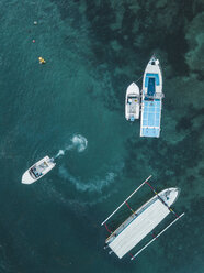 Indonesien, Bali, Luftaufnahme von Motorbooten von oben - KNTF01285