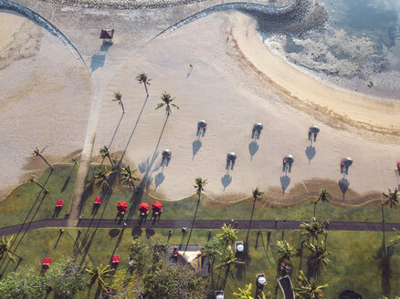 Indonesien, Bali, Luftaufnahme des Strandes von Nusa Dua am Morgen - KNTF01305