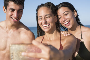 Glückliche Freunde machen Selfies am Strand - PACF00092