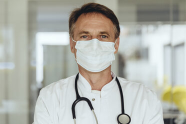 Portrait of a doctor, wearing surgical mask - MFF04472