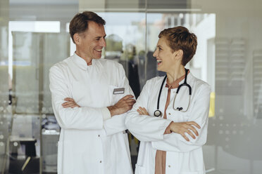 Two confident doctors standing in practice, with arms crossed - MFF04482