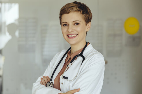 Portrait of a confident female doctor - MFF04484