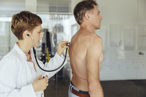 Ärztin bei der Untersuchung eines Patienten mit einem Stethoskop - MFF04492