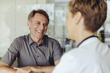 Ärztin im Gespräch mit einem Patienten in der Praxis - MFF04495