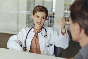 Ärztin im Gespräch mit einem Patienten in der Praxis - MFF04498