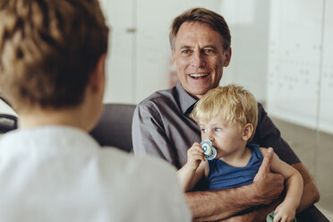 Father and son consulting a pedeatrician - MFF04503
