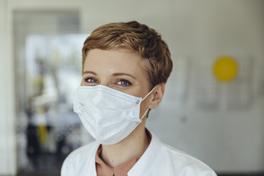 Portrait of a confident female doctor, wearing surgical mask - MFF04513